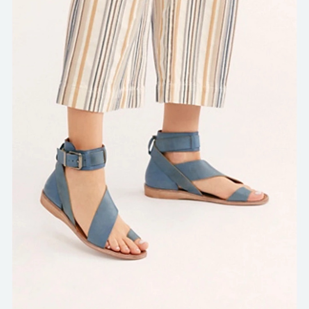 FREE PEOPLE Vale Leather Sandal Ankle Strap Toe Loop blue grey  US 7 EU 37 NEW